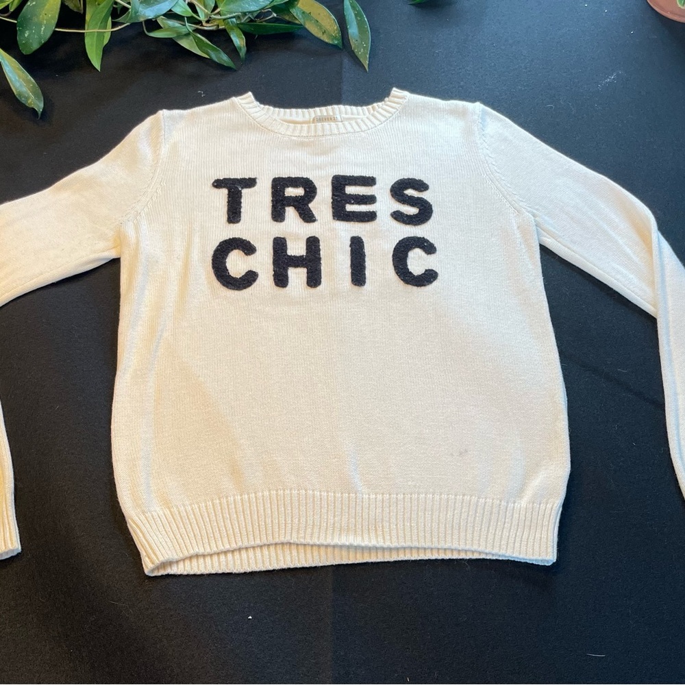 Beige Cal neck sweater with Tres chic on the front in black